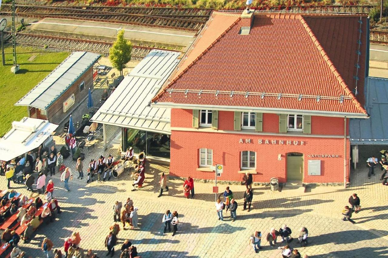 Uebernachten Im Nostalgischen Bahnwaggon Bogen Buitenkant foto