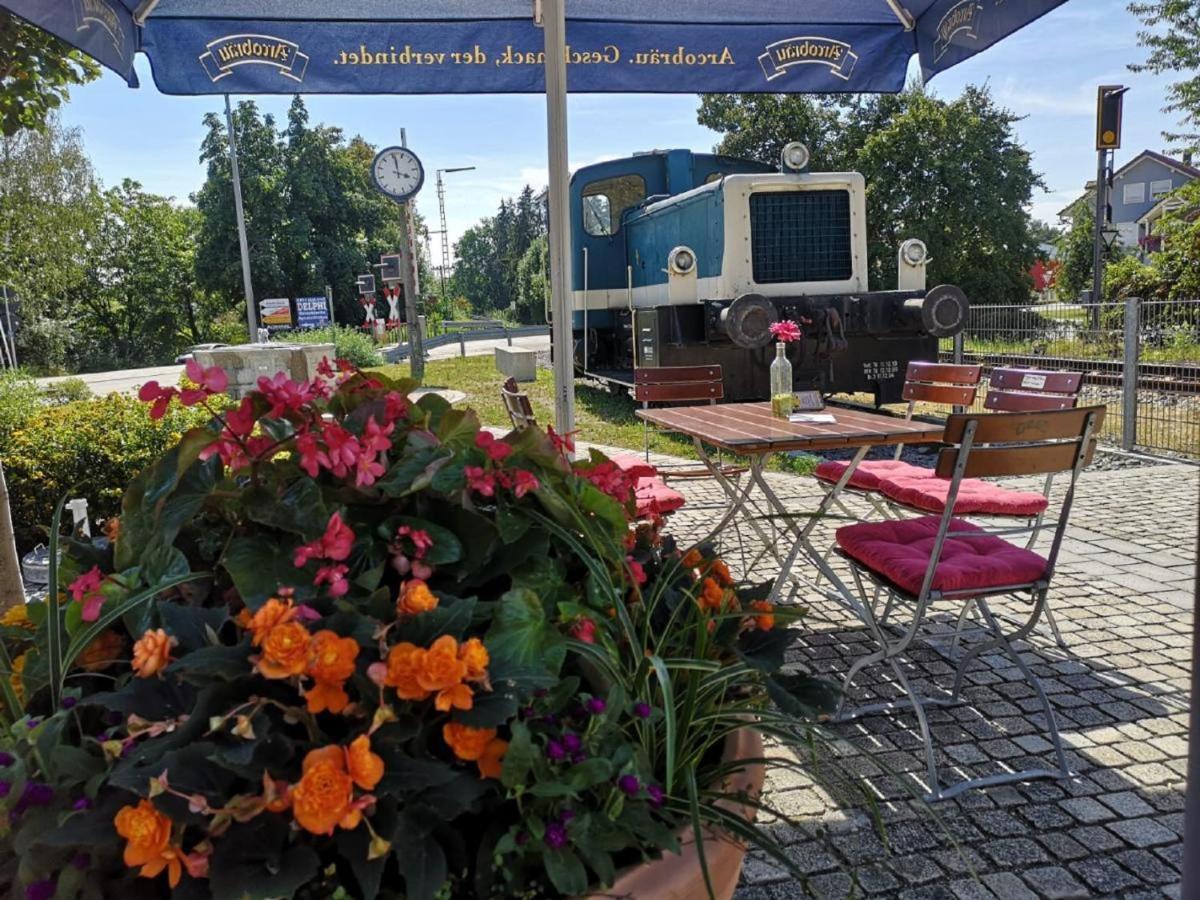 Uebernachten Im Nostalgischen Bahnwaggon Bogen Buitenkant foto